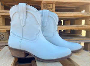 Seguaro White V Cut Leather Boots (DS) ~ BACKORDER 2/25/24