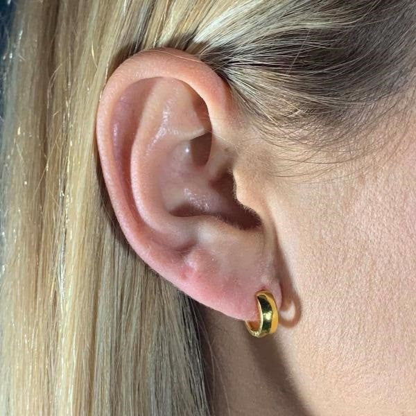 Winnie Tube Huggie Earrings