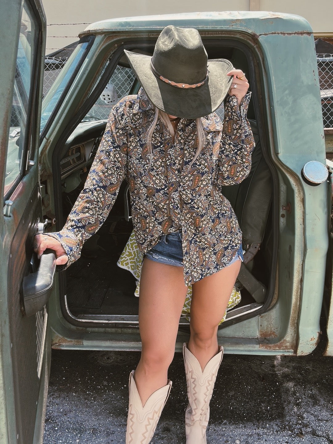 Have Love Will Travel Retro Floral Print Pearl Snap Button Up Blouse