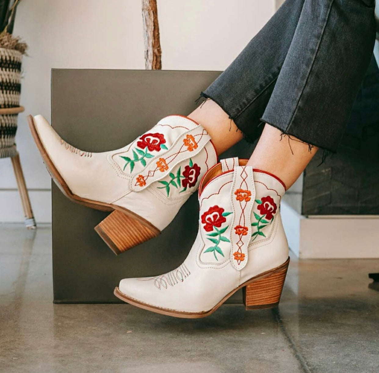 Play Pretty Cream Leather Embroidered Floral Booties (DS)